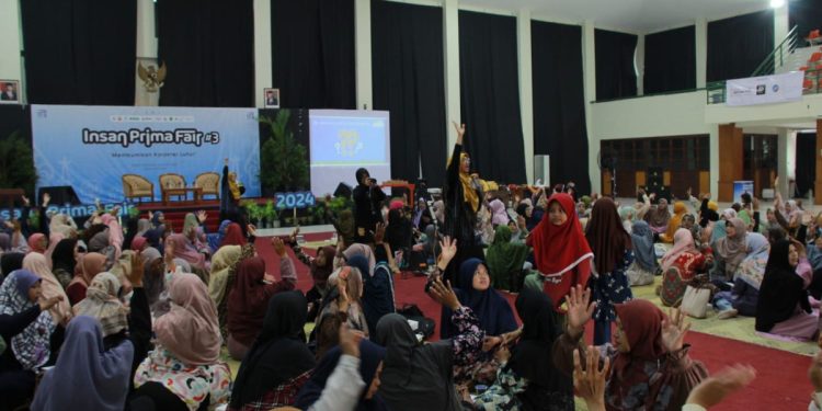 Peran orang tua dalam membumikan 29 Karakter Luhur sangat penting dan bisa dilakukan melalui berbagai cara. Hal ini disampaikan oleh seorang praktisi Edukasi Rumah dan Fasilitator dari Yogyakarta, Ratna Palupi. Foto: LINES.
