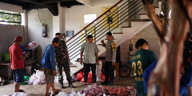 Polsek Ciputat Timur dan Koramil 05 Ciputat meninjau pembagian daging kurban di PAC LDII Jombang, Ciputat, Tangerang Selatan, Banten pada Senin (17/6). Foto: LINES.