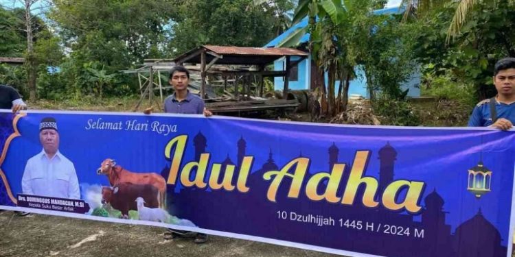 Pengurus DPD LDII Kabupaten Teluk Bintuni menerima bantuan seekor sapi kurban dari Kepala Suku Besar Arfak, Dominggus Mandacan. Foto: LINES.