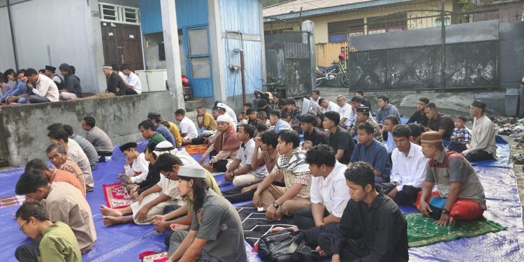 Warga LDII Kota Manokwari menggelar salat Idul Adha di halaman Masjid Al-Mubarok Fanindi, Manokwari, Papua Barat pada Senin (17/6). Foto: LINES.