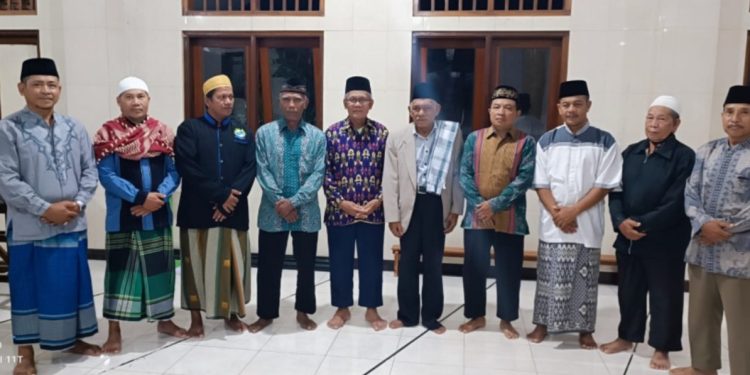 Ketua Komisi Pendidikan dan Dakwah Majelis Ulama Indonesia (MUI) Provinsi Nusa Tenggara Barat (NTB), TGH Syahban silaturahim dengan DPD LDII Kota Mataram. Foto: LINES.