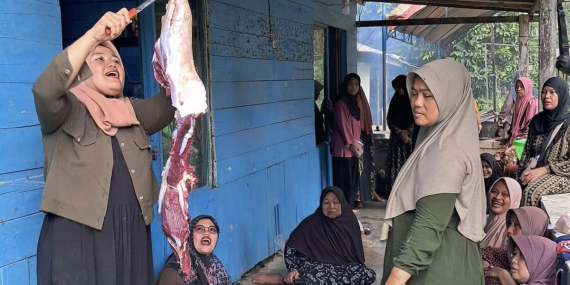 Majelis Taklim At-Taqwa di Desa Manunggal, Kabupaten Tanah Bumbu, Kalimantan Selatan menggelar pemotongan hewan kurban pada Senin (17/6). Foto: LINES.