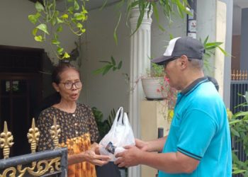 Majelis Taklim As-Sahl Depok Jaya Bagikan Daging Kurban kepada Warga