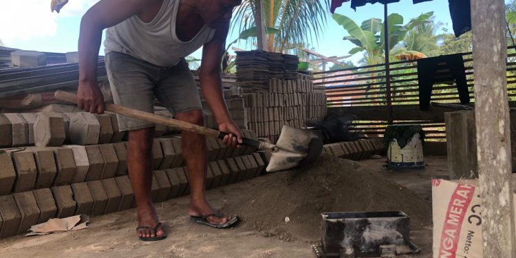 Wakil Dewan Pembina PAC LDII Wonomulyo Kecamatan Tanjung Palas Timur, Kabupaten Bulungan, Kalimantan Utara, Yatno menjadi inisiator pembentukan Usaha Bersama (UB) pembuatan batako. Foto: LINES.