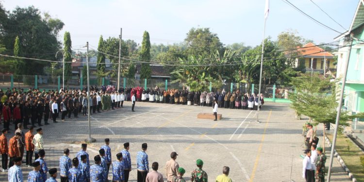 Pondok Pesantren (Ponpes) Milenium Alfiena, Nganjuk, Jawa Timur menggelar upacara di halaman pondok pesantren, pada Sabtu (1/6). Foto: LINES.