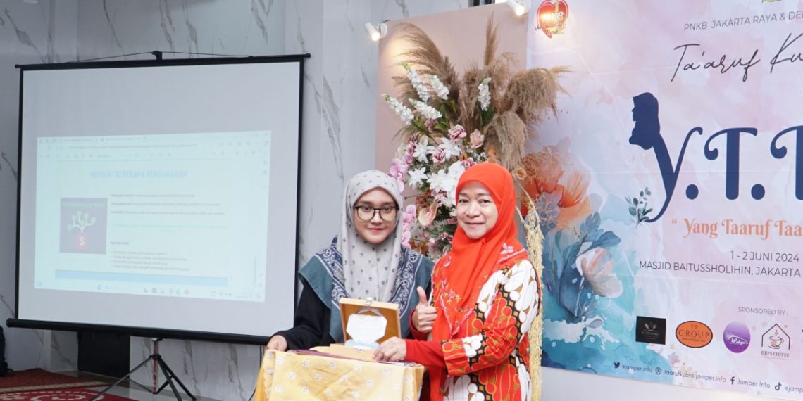 Dosen Akuntansi Universitas Esa Unggul, Retno Suliati Suleiman menjadi pembicara terkait keuangan keluarga di Taaruf Kubro 7.0, Pasar Rebo, Jakarta Timur. Foto: LINES.