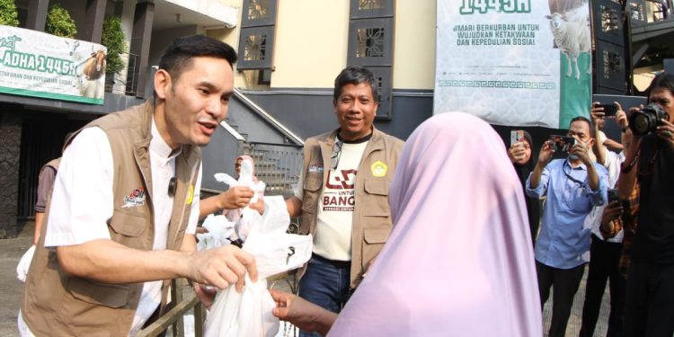 Presenter televisi sekaligus aktor Ben Kasyafani ikut membagikan daging kurban di depan Kantor DPP LDII, Jakarta. Foto: LINES.