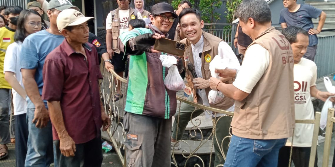 Artis Ben Kasyafani berpartisipasi dalam pembagian daging kurban di Kantor DPP LDII Patal Senayan Jakarta, pada Senin (17/6). Foto: LINES.