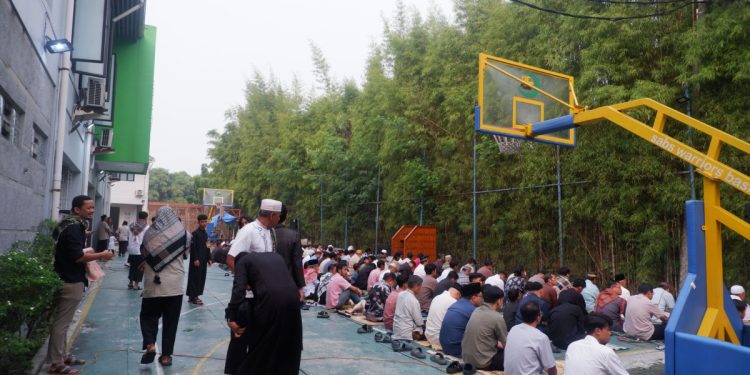 Ribuan warga LDII Pondok Gede dan sekitarnya memadati lapangan Sulthon Aulia Boarding School (SABS), tempat digelarnya salat Idul Adha 1445 H pada Senin (17/6). Foto: LINES.