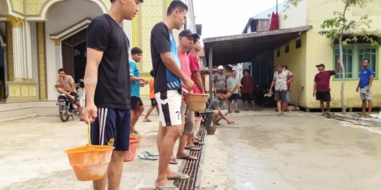 Warga LDII Sungai Karias bekerja sama dengan warga sekitar dalam kegiatan gotong royong untuk pengecoran jalan rabat beton di Kecamatan Amuntai Tengah, Hulu Sungai Utara (HSU), Kalimantan Selatan. Foto: LINES.