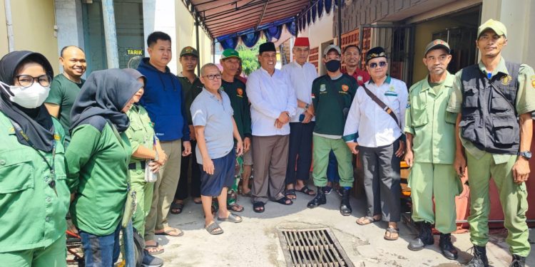 Camat Bekasi Selatan Karya Sukmajaya didampingi Lurah Kayuringin Jaya Ricky Suhendar memantau pelaksanaan kurban di PAC LDII Kayuringin Jaya. Foto: LINES.