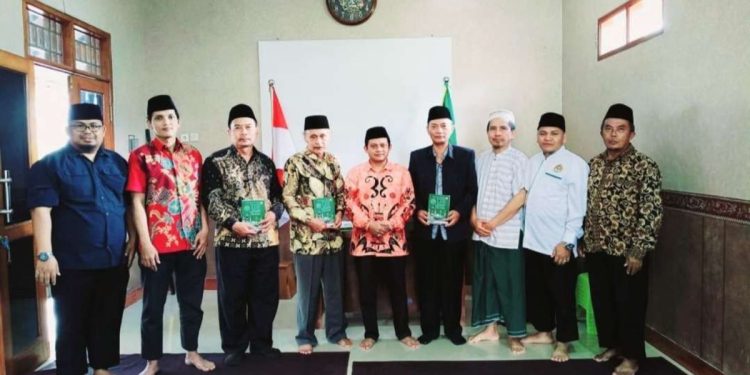 Cendikiawan muda Nahdatul Ulama (NU), Ahmad Ali silaturahim dengan sejumlah tokoh agama Kabupaten Majalengka, Jawa Barat. Foto: LINES.