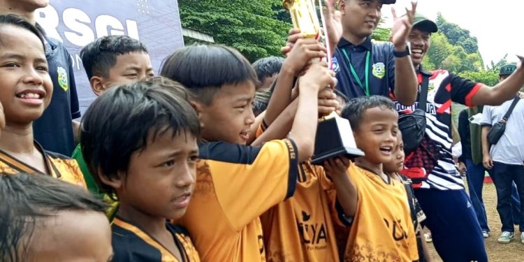 Forum Sepak Bola Generasi Indonesia (Forsgi) Kabupaten Bogor menyelenggarakan Festival Forsgi Wilayah Timur di Stadion Mini Rawa Gede, Cipenjo, Kabupaten Bogor, pada Minggu (28/07/2024). Foto: LINES.