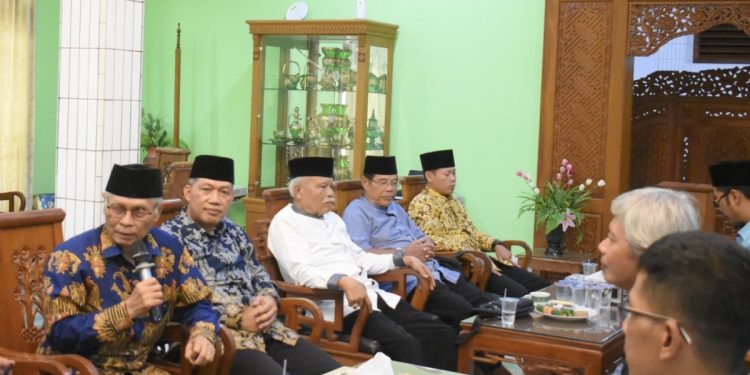 KPU Kota Kediri beraudiensi dengan Ponpes Wali Barokah Kediri membahas persiapan Pilkada yang akan berlangsung pada November 2024, pada Selasa (9/7). Foto: LINES.