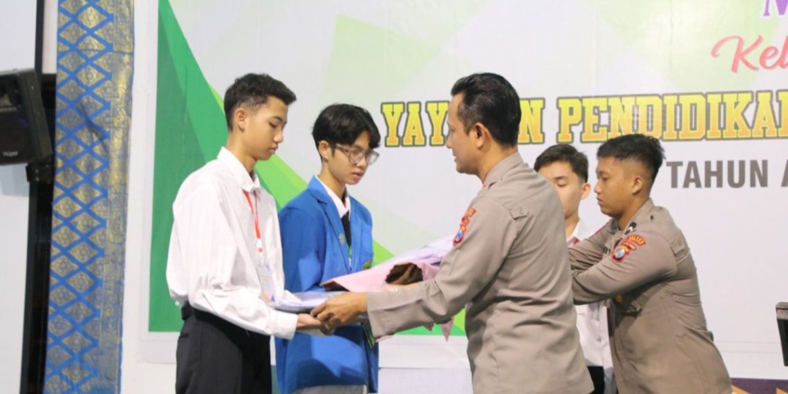 Kasat Binmas Polres Jombang, AKP Pranan Edi, menghadiri acara Masa Pengenalan Lingkungan Sekolah (MPLS) di SMA Budi Utomo Gadingmangu. Foto: LINES.