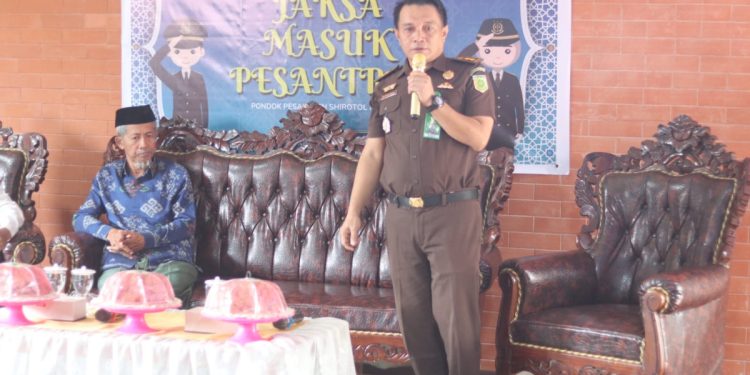 Kejaksaan Negeri (Kejari) Palu memberikan penyuluhan hukum bagi santri Pondok Pesantren (Ponpes) Shirotol Mustaqim. Foto: LINES.