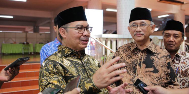 Kepala Badan Kependudukan dan Keluarga Berencana Nasional (BKKBN), Hasto Wardoyo hadir di webinar "Cegah Stunting Membangun Generasi Sehat dan Cerdas Wujudkan Indonesia Emas 2045", di Pondok Pesantren (Ponpes) Wali Barokah, Kediri. Foto: LINES.