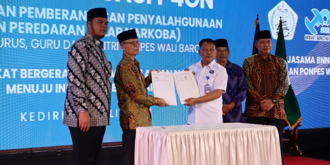 Badan Narkotika Nasional (BNN) Kota Kediri dan Pondok Pesantren (Ponpes) Wali Barokah menandatangani perjanjian kerja sama pencegahan narkoba pada Rabu (17/7). Foto: LINES.