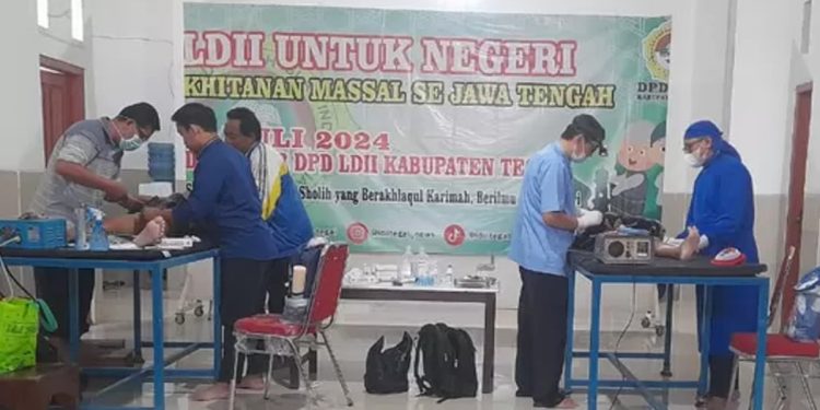 DPD LDII Kabupaten Tegal Bekerjasama dengan Forum Komunikasi Kesehatan Islam (FKKI) menggelar khitanan massal. Foto: LINES.