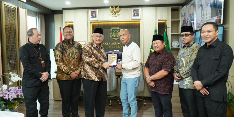 Jamintel Reda Mantovani menerima kunjungan Ketum DPP LDII KH Chriswanto Santoso dan para pengurus yang mendampingi. Foto: LINES.