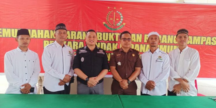 DPD LDII Kapuas menghadiri undangan “Pemusnahan Barang Bukti dan Barang Rampasan Perkara Tindak Pidana Umum Kejari Kapuas”. Foto: LINES.
