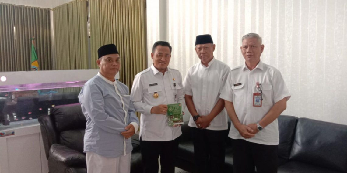 Pengurus DPD LDII Kabupaten Pemalang menemui Bupati Pemalang, Mansur Hidayat di kantor dinasnya pada Selasa (2/7). Foto: LINES.