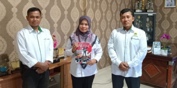 Ketua PC LDII Seri Kuala Lobam, Widodo, bersilaturahim dengan Camat Seri Kuala Lobam, Nona Yani Masupasha, pada Rabu (5/6). Foto: LINES.