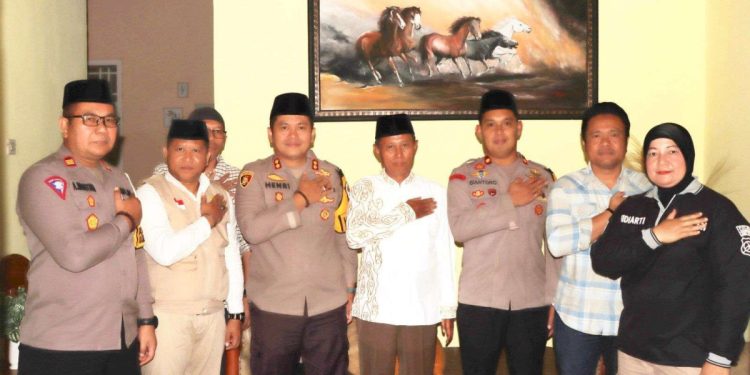 Kapolres Sumenep AKBP Henri Noveri Santoso, silaturahim ke kediaman Ketua DPD LDII Kabupaten Sumenep H. Musaheri pada Minggu (21/7). Foto: LINES.