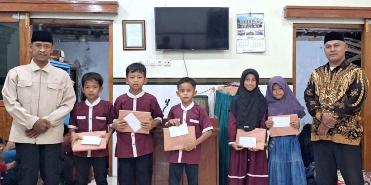 Pimpinan Anak Cabang (PAC) LDII Desa Troketon, Klaten, Jawa Tengah menyelenggarakan “Malam Penganugerahaan” bagi santri TPA/TPQ Nurul Huda. Foto: LINES.