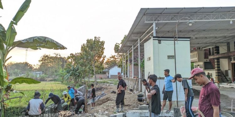 PAC LDII Troketon bersama warga sekitar bergotong-royong membangun jalan pada Minggu. Foto: LINES.