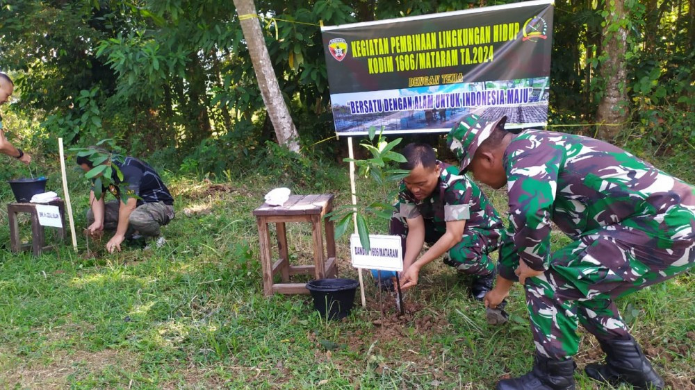 PC LDII Batulayar bergabung dengan Kodim 1606 Mataram menanam 1.000 pohon, di Bukit Bawah Langit Sandik, Lombok Barat, Nusa Tenggara Barat. Foto: LINES.