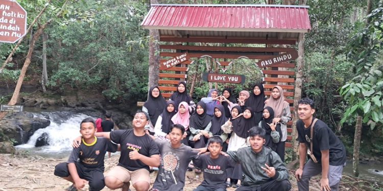 Para santri Pondok Pesantren Pelajar Mahasiswa (PPPM) Budi Luhur Manshurin yang naungan DPD LDII Kabupaten Bulungan silaturahim di Taman Wisata Alam Karai. Foto: LINES.