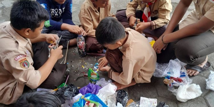 MDT Bina Insan Prima di bawah naungan PAC LDII Selomartani, Sleman mengadakan pelatihan pembuatan ecobrick yang diikuti para santri. Foto: LINES.