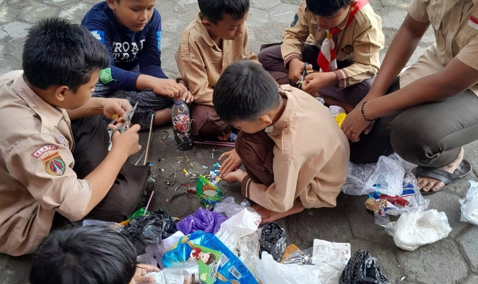 MDT Bina Insan Prima di bawah naungan PAC LDII Selomartani, Sleman mengadakan pelatihan pembuatan ecobrick yang diikuti para santri. Foto: LINES.