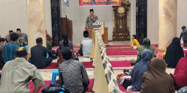Kasat Binmas Polres Solok Kota AKP Jufrinaldi bersama jajarannya memberi bimbingan dan penyuluhan hukum kepada warga DPD LDII Kota Solok. Foto: LINES.