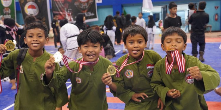 Perguruan Silat Nasional (Persinas) ASAD Kutai Timur (Kutim) berhasil meraih juara umum pertama, dalam Kejuaraan Pencak Silat Dispora Kutim Cup 2024. Foto: LINES.