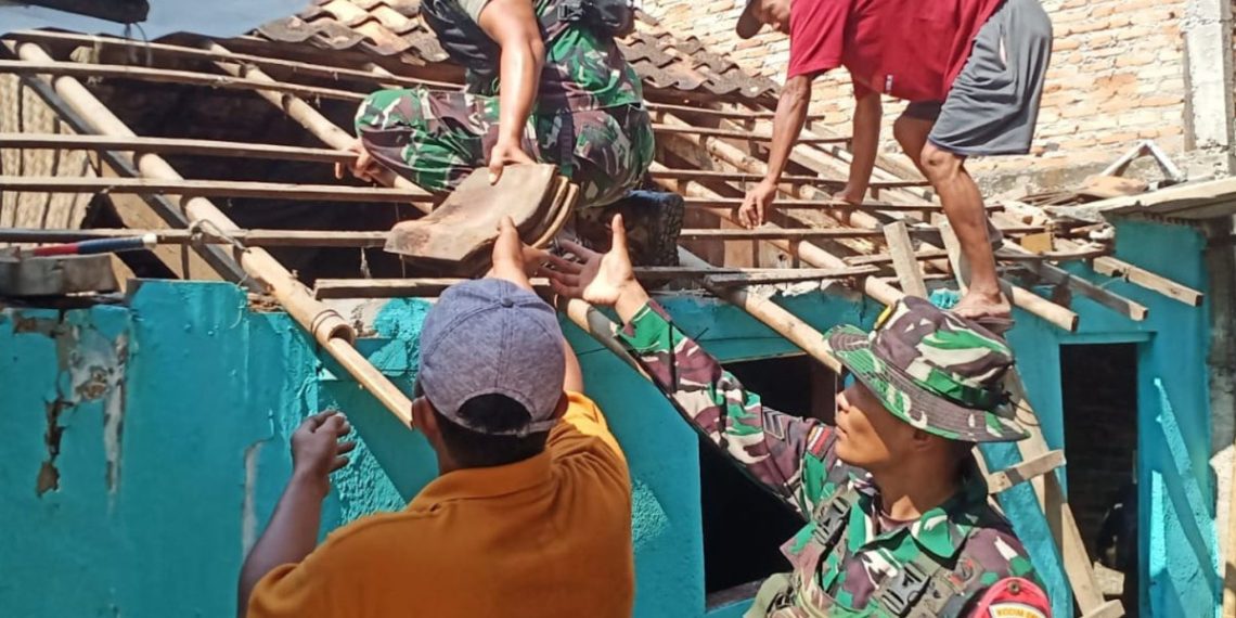 Ketua DPD LDII Bandarlampung Yaumil Khair mendampingi “Karya Bakti TNI Kodim 0410/KBL”. Acara itu dihelat di Kelurahan Sukajawa, Bandarlampung. Foto: LINES.
