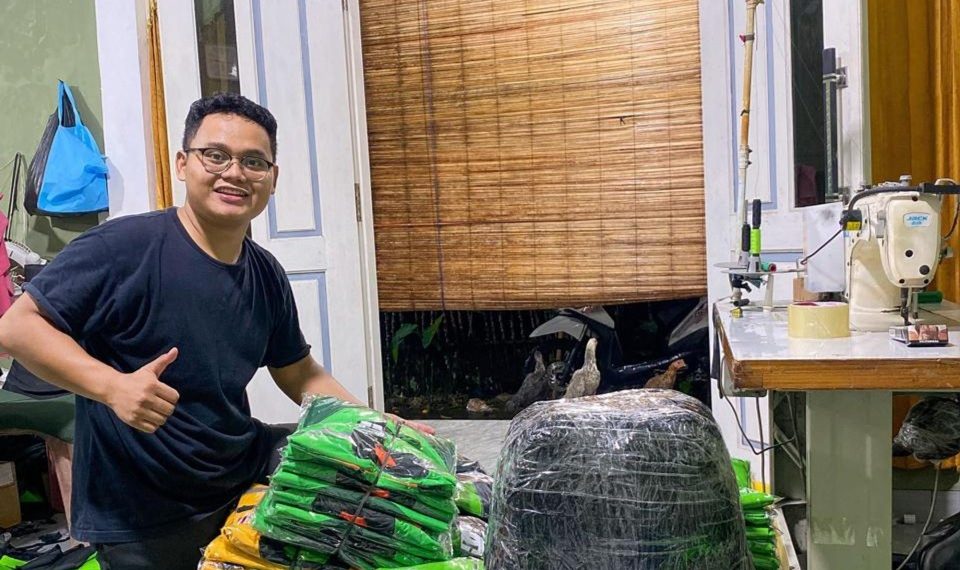 Pemuda LDII alumni Ponpes Minhaajurrosyidin menjadi pengusaha muda beromzet ratusan juta. Foto: LINES.