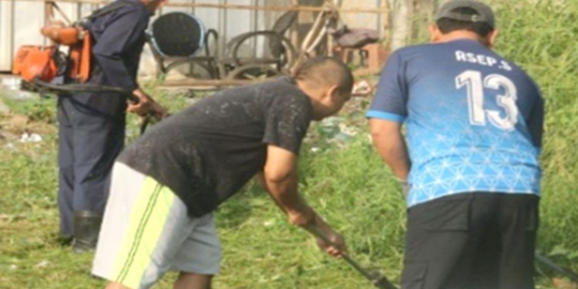 Warga LDII Kemang, Kabupaten Bogor, melaksanakan aksi kebersihan lingkungan di Kampung Salabenda, Bogor. Foto: LINES.