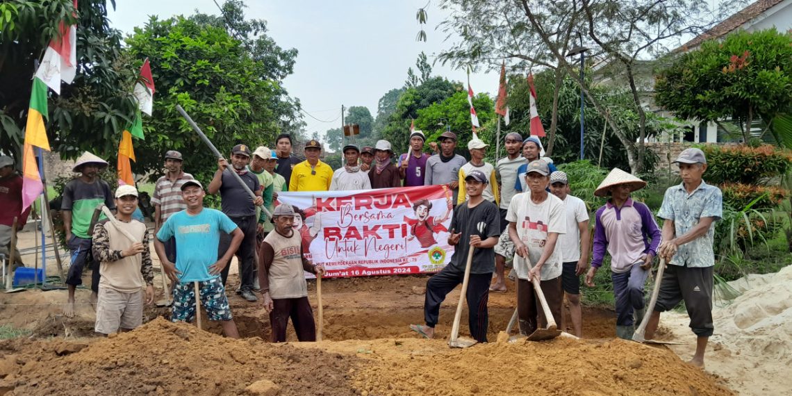 Warga LDII Sumber Agung menyelenggarakan kerja bakti perbaikan jalan, membersihkan lingkungan sekitar Masjid Khoirul Huda, dan lapangan sepak bola Sumber Agung, Lampung Tengah, Provinsi Lampung. Foto: LINES.