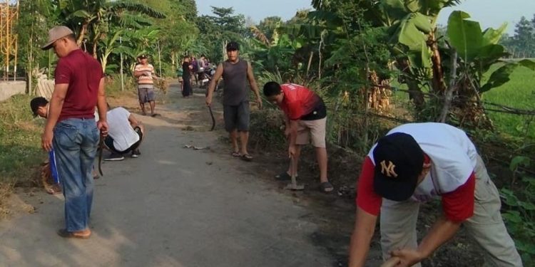 Menyambut HUT ke-79 RI, PAC LDII Ngaresrejo menghelat kerja bakti bersama tokoh masyarakat, pada Minggu (4/8). Foto: LINES.