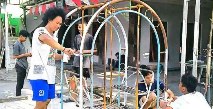 Menyambut HUT ke-79 RI, PAC LDII Ngringo menghelat kerja bakti lingkungan bertajuk “Kerja Bersama Bakti untuk Negeri”, pada Minggu (11/8). Acara ini melibatkan warga LDII se-Desa Ngringo dan masyarakat sekitar. Foto: LINES.
