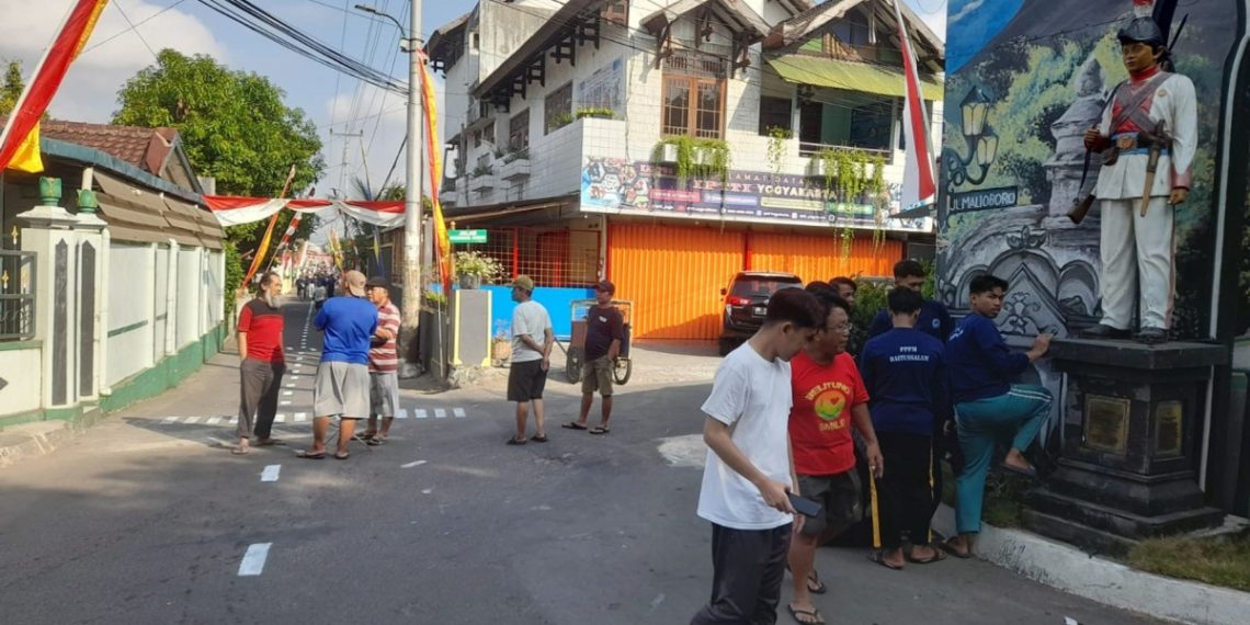 Menyambut HUT ke-79 RI, warga LDII menyambut hari kemerdekaan itu dengan kerja bakti nasional. Foto: LINES.