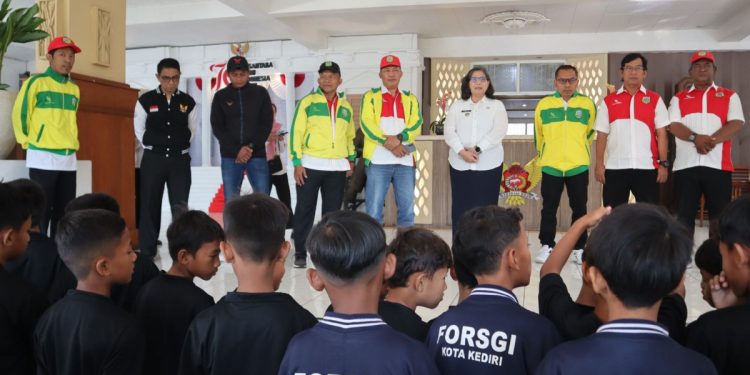 Tim Forum Sepakbola Generasi Indonesia (FORSGI) Kota Kediri kategori U-10 yang akan bertanding di Festival Sepakbola Piala Menpora ke-2, secara resmi dilepas oleh PJ Wali Kota Kediri Zanariah di Balai Kota pada Rabu pagi, (21/8). Foto: LINES.