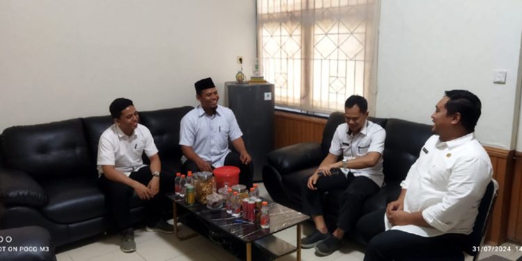 Pengurus DPD LDII Indragiri Hulu (Inhu) mengunjungi Kesbangpol untuk bersilaturrahim dan membahas program berkelanjutan, berupa kerja bakti nasional LDII untuk memperingati hari kemerdekaan Indonesia. Foto: LINES.