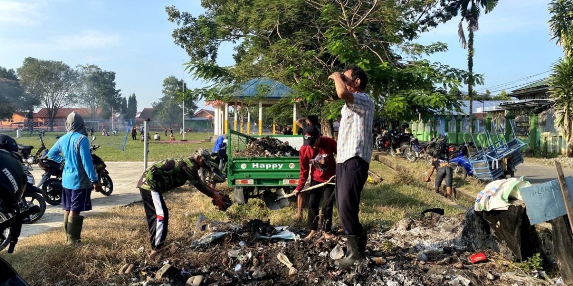 Pimpinan Cabang (PC) LDII Lamasi menghelat kerja bakti lingkungan, dengan membersihkan sampah serta memotong rumput di Lapangan Diarso Sugondo, Lamasi. Foto: LINES.