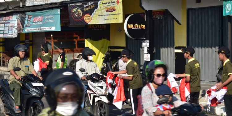 DPD LDII Kota Semarang membagikan ratusan bendera merah putih di beberapa titik di Kota Semarang, Jawa Tengah, pada Jumat (9/8). Foto: LINES.