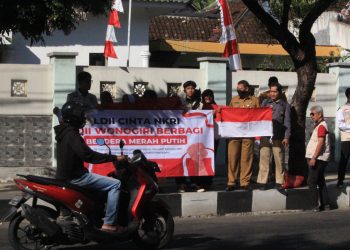 Bagikan Puluhan Bendera, LDII Wonogiri Ajak Masyarakat Cinta Tanah Air
