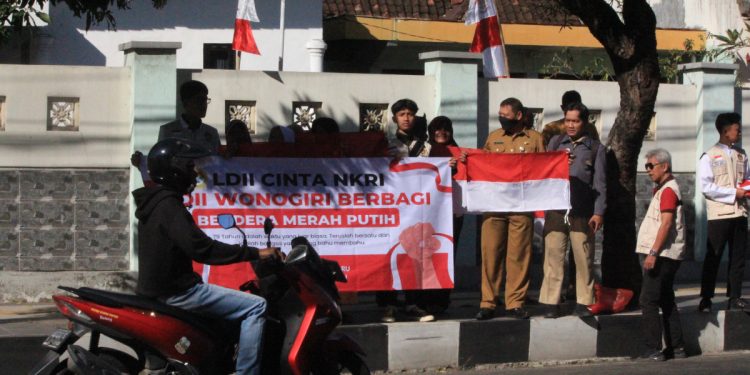 DPD LDII Wonogiri membagikan puluhan bendera merah putih kepada pengguna jalan Simpang Empat Ponten, Kota Wonogiri. Foto: LINES.