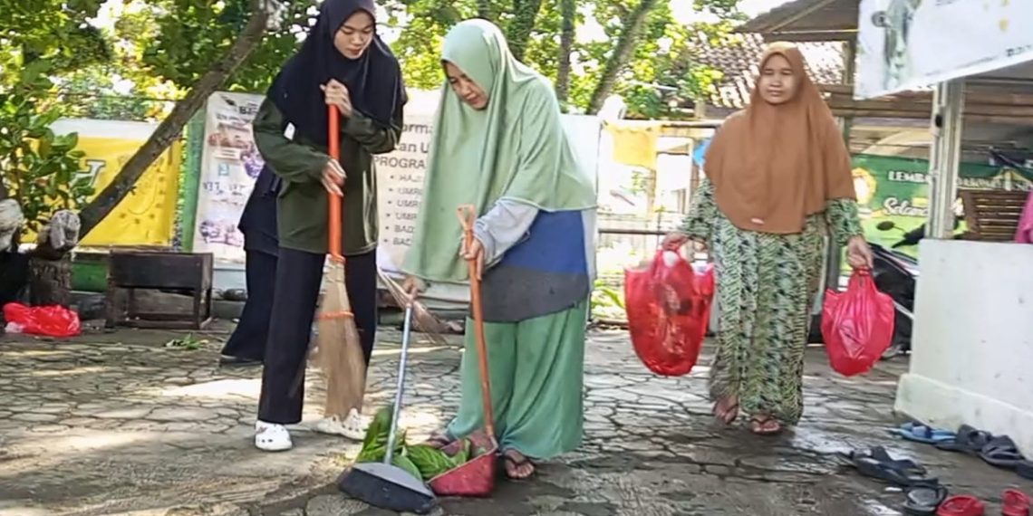 Menyambut HUT ke-79 RI, PC LDII Jonggol melaksanakan kerja bakti membersihkan lingkungan Masjid Al Barokah, Jonggol, Jawa Barat. Foto: LINES.